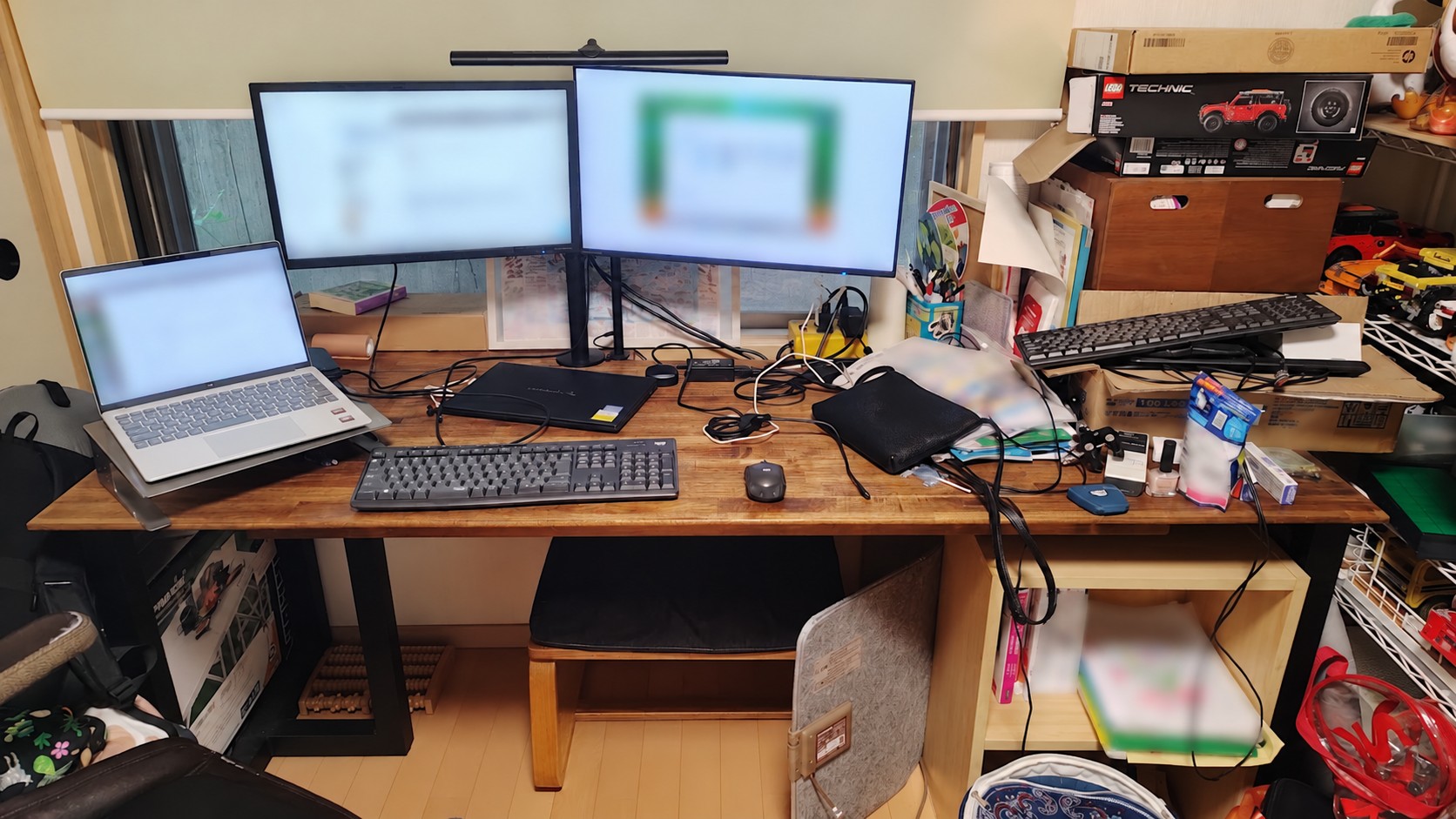 完成した幅180cmのアカシア天板デスク。ノートPCと外部ディスプレイ2台を配置した普段の様子